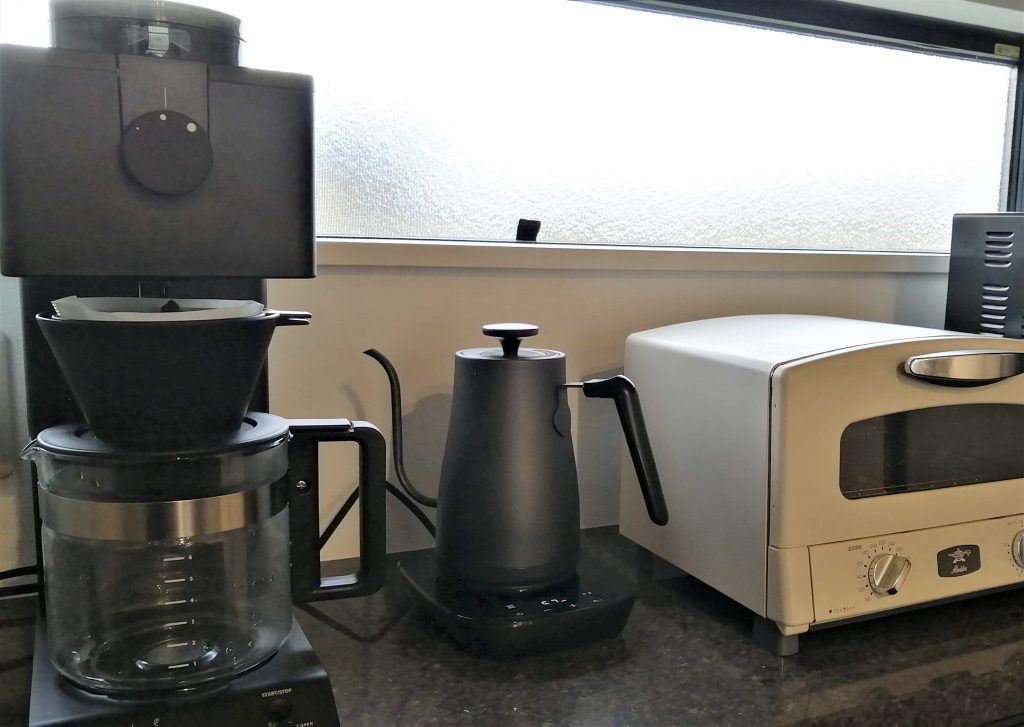 ツインバードコーヒーメーカーと山善のケトルとアラジンのトースターの写真